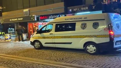 Eğlence mekanında çıkan ve caddeye taşan kavgada 2 kişi tabancayla vuruldu