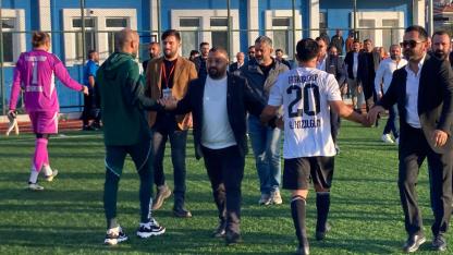 Futbolcular galibiyeti, Başkan Poyraz’a armağan etti!