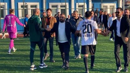 Futbolcular galibiyeti, Başkan Poyraz’a armağan etti!