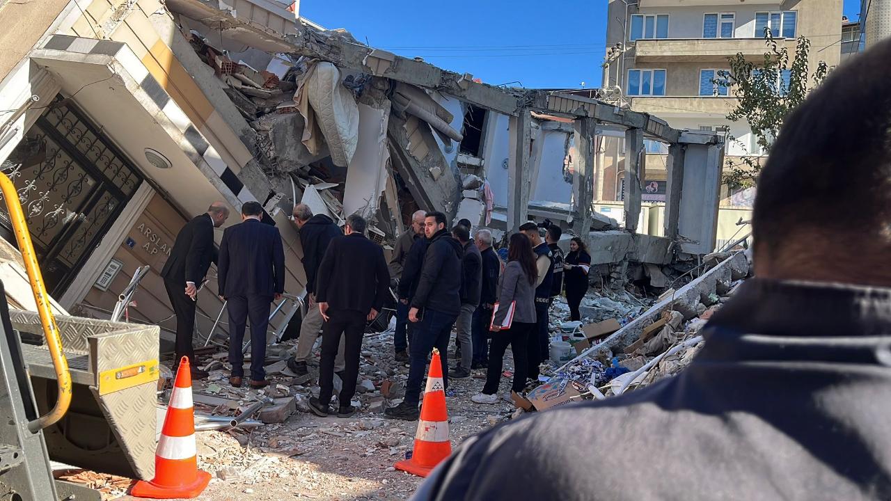 Gebze&#039;de çöken binanın enkazı savcıların incelemesi sonrası kaldırılacak