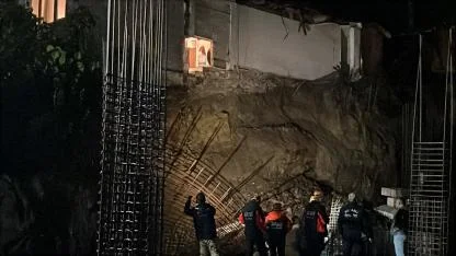 Gebze’de yanındaki inşaat nedeniyle  duvarının bir kısmı çöken ev tahliye edildi