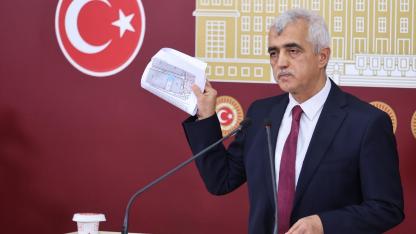 Gergerlioğlu, Gebze’de yıkılan 7 katlı binayı meclis gündemine taşıyarak Bakan Kurum’a sordu!