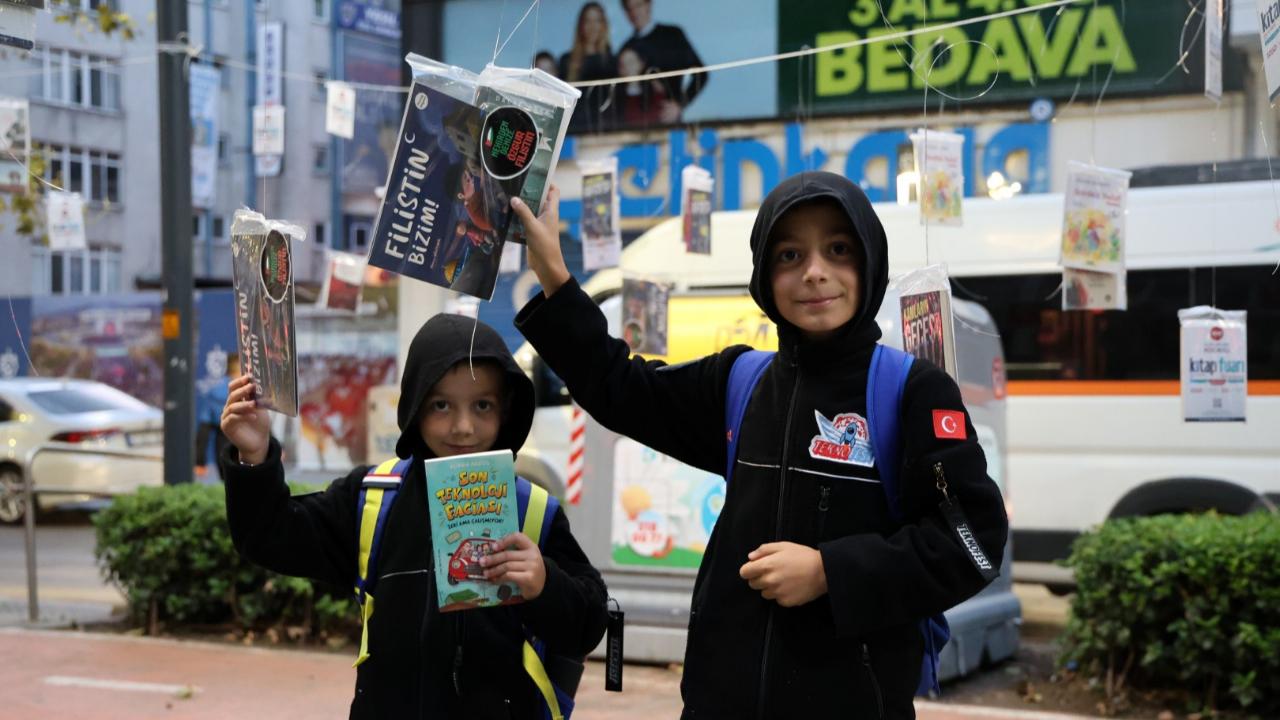 Kocaeli’de gelenek bozulmadı, kitaplar yine ilk ağaçlarda açtı!