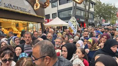 Türkeli Mücevharat’ın açılışında bedava altın ve saat dağıtıldı
