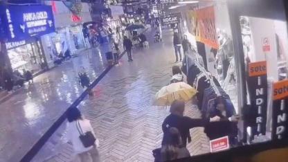 Üniversiteli kızın eteğini tutarak tepki gösterip darbeden kadın, adli kontrolle serbest