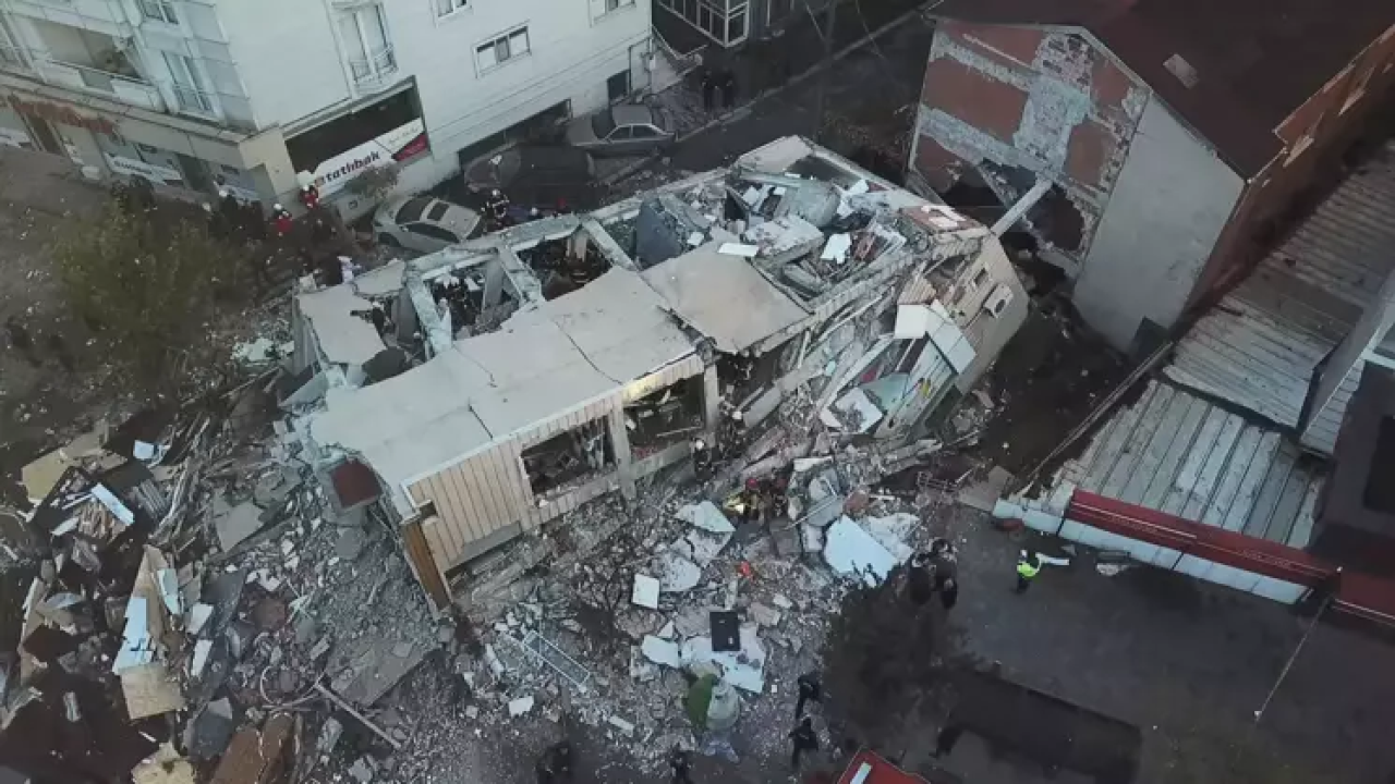 Yıkılan binadaki 5 kişilik aileye ulaşılmaya çalışılıyor!