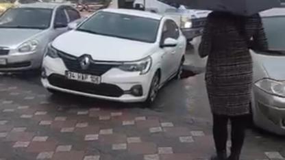 Yol, az kalsın otomobili yutuyordu !