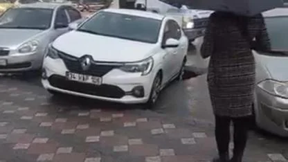 Yol, az kalsın otomobili yutuyordu !
