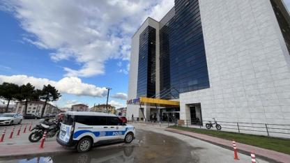 Aranan şüpheli, polise bıçakla direnince vurularak etkisiz hale getirildi