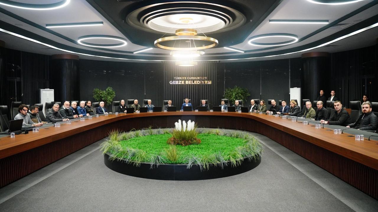 Bakan Kurum, Gebze’de akademisyenlerle gece yarısı değerlendirme toplantısı gerçekleştirdi