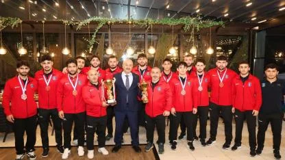 Başkan Büyükgöz, şampiyon güreşçileri ağırladı