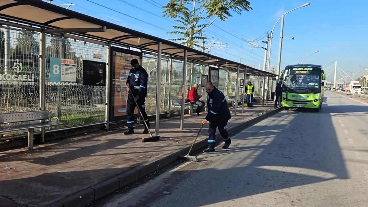 Büyükşehir’le duraklar temiz ve bakımlı