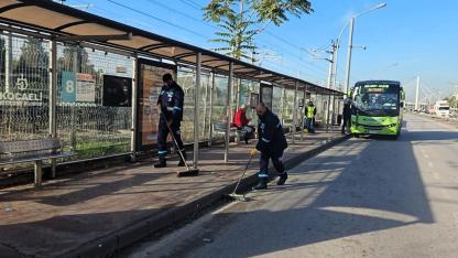 Büyükşehir’le duraklar temiz ve bakımlı