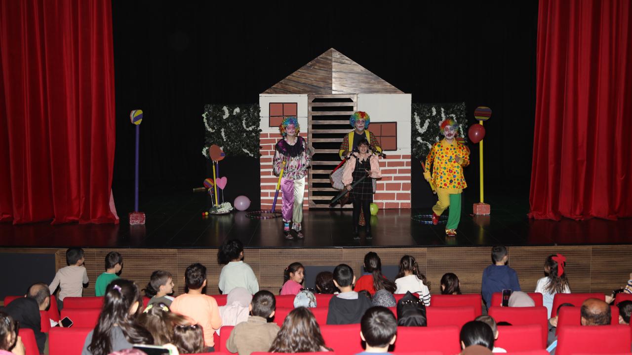 Çayırovalı çocuklar, ara tatilde tiyatroyla eğlendi