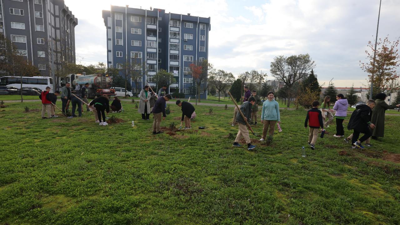 Çayırovalı öğrenciler, fidanları toprakla buluşturdu