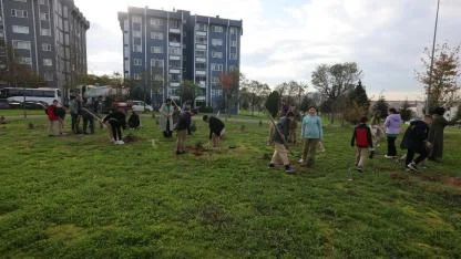 Çayırovalı öğrenciler, fidanları toprakla buluşturdu