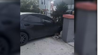 Dilovası’nda el freni çekilmeyen araç evin bahçesine girdi