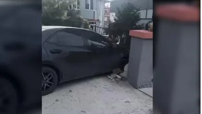 Dilovası’nda el freni çekilmeyen araç evin bahçesine girdi