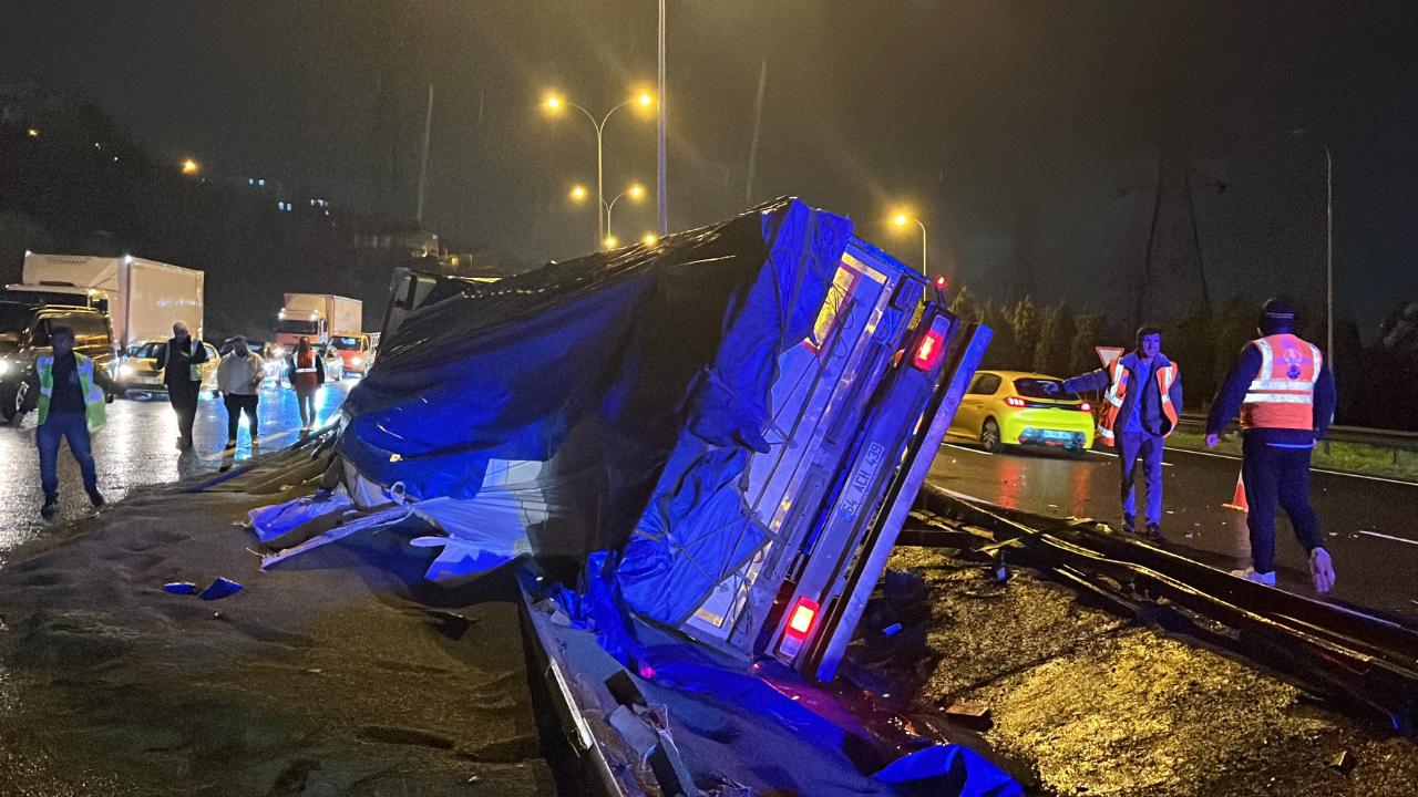 Dilovası'nda kontrolden çıkarak devrilen TIR'ın sürücüsü yaralandı