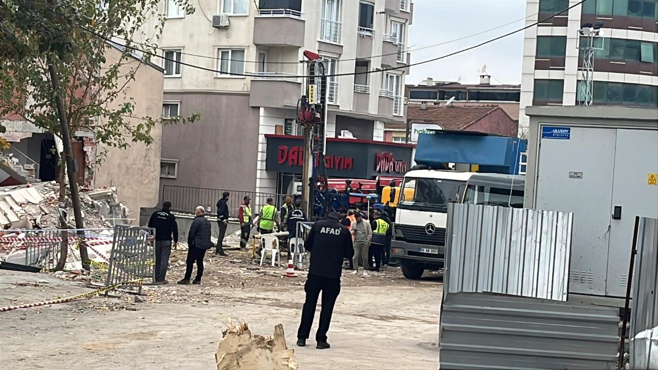 Enkazda tarama ve zemin ölçüm çalışmaları sürüyor