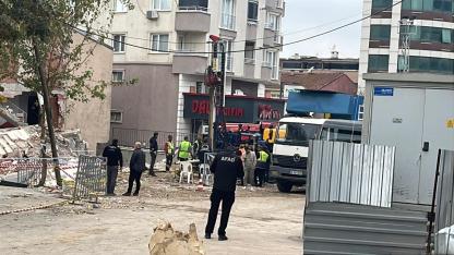 Enkazda tarama ve zemin ölçüm çalışmaları sürüyor