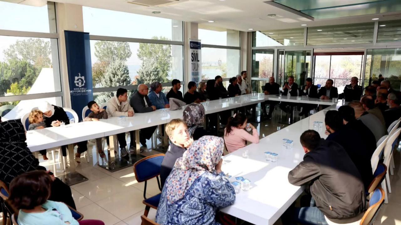 Evlerine giremeyen ailelere moral ziyareti