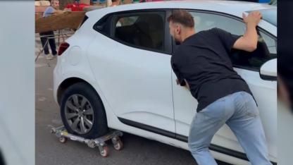 Gebze Semt pazarcıları, buldukları yöntemle, kendilerine engel olan park halindeki araçları bir bir yerlerinden kaldırıyor