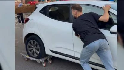 Gebze Semt pazarcıları, buldukları yöntemle, kendilerine engel olan park halindeki araçları bir bir yerlerinden kaldırıyor