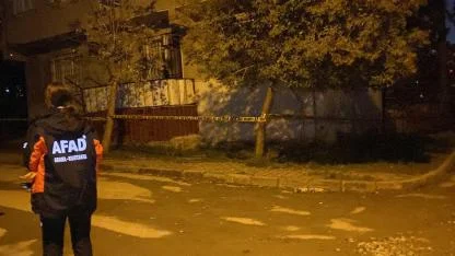 Gebze’de duvarlarında çatlak ve kayma olduğu tespit edilen binadaki 3 aile tahliye edildi