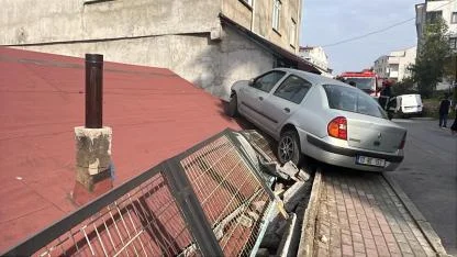 Gebze'de, otomobil, evin çatısına çıktı