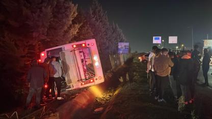 Gebze'de otomobil ile çarpışan midibüs devrildi: 1’i ağır 8 yaralı
