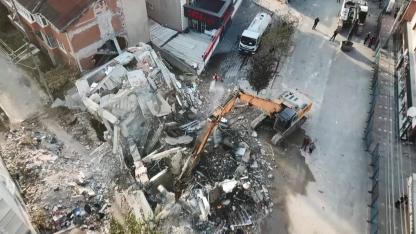 Gebze'de yıkılan binanın enkaz kaldırma çalışmaları başladı