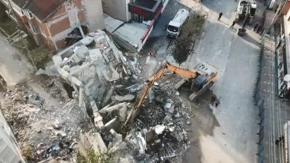 Gebze'de yıkılan binanın enkaz kaldırma çalışmaları başladı