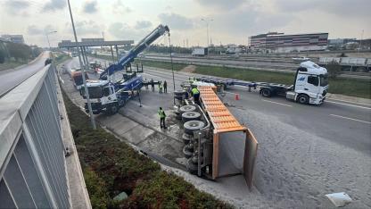 Mıcır yüklü kamyon devrildi; 1 yaralı