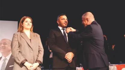 Orhan Özcan, Zafer Partisi’ne katıldı; rozetini Ümit Özdağ taktı!