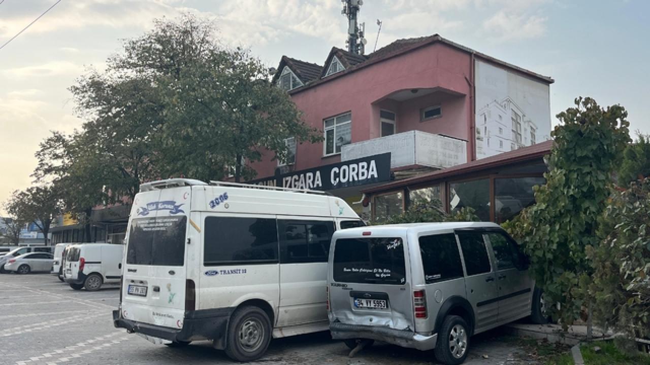 Otomobil, park halindeki 2 araç ile yayalara çarptı: 1 ölü, 3 yaralı