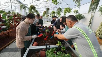 Özel bireyler, elleriyle hasat yapıp çiçek ekti