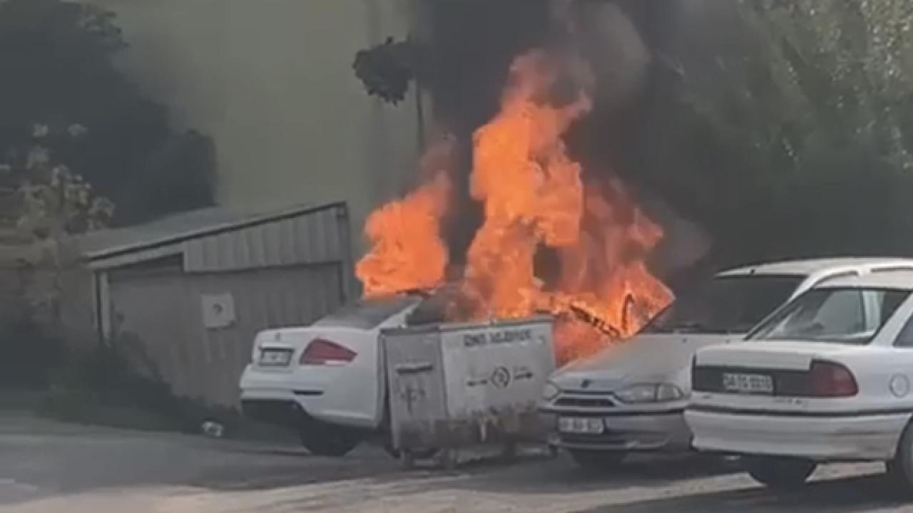Park halindeki otomobilde çıkan yangın diğer araca sıçradı