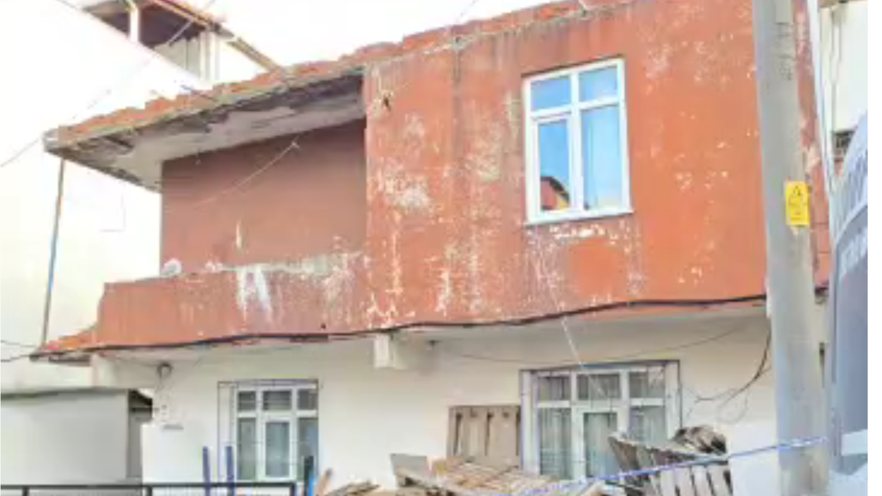 Balkon duvarının bir bölümü yıkılan 2 katlı bina boşaltıldı