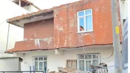 Balkon duvarının bir bölümü yıkılan 2 katlı bina boşaltıldı