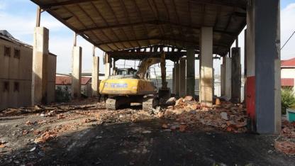 Kocaeli'de 7 kişinin öldüğü yanan kozmetik fabrikasında yıkım çalışması başlatıldı