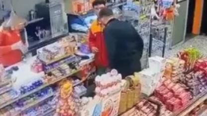 Akaryakıt istasyonu çalışanına kafa atıp, yumrukladı; o anlar kamerada