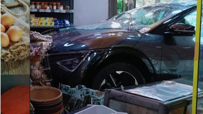 Fren yerine gaza basan sürücü dükkandan içeriye girdi. 1 kişi rafların altında kalmaktan son anda kurtuldu