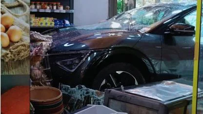 Fren yerine gaza basan sürücü dükkandan içeriye girdi. 1 kişi rafların altında kalmaktan son anda kurtuldu