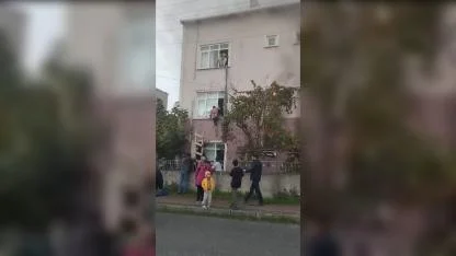 Yangından, birbirine bağlayıp sarkıttıkları çarşafları kullanarak kaçtılar