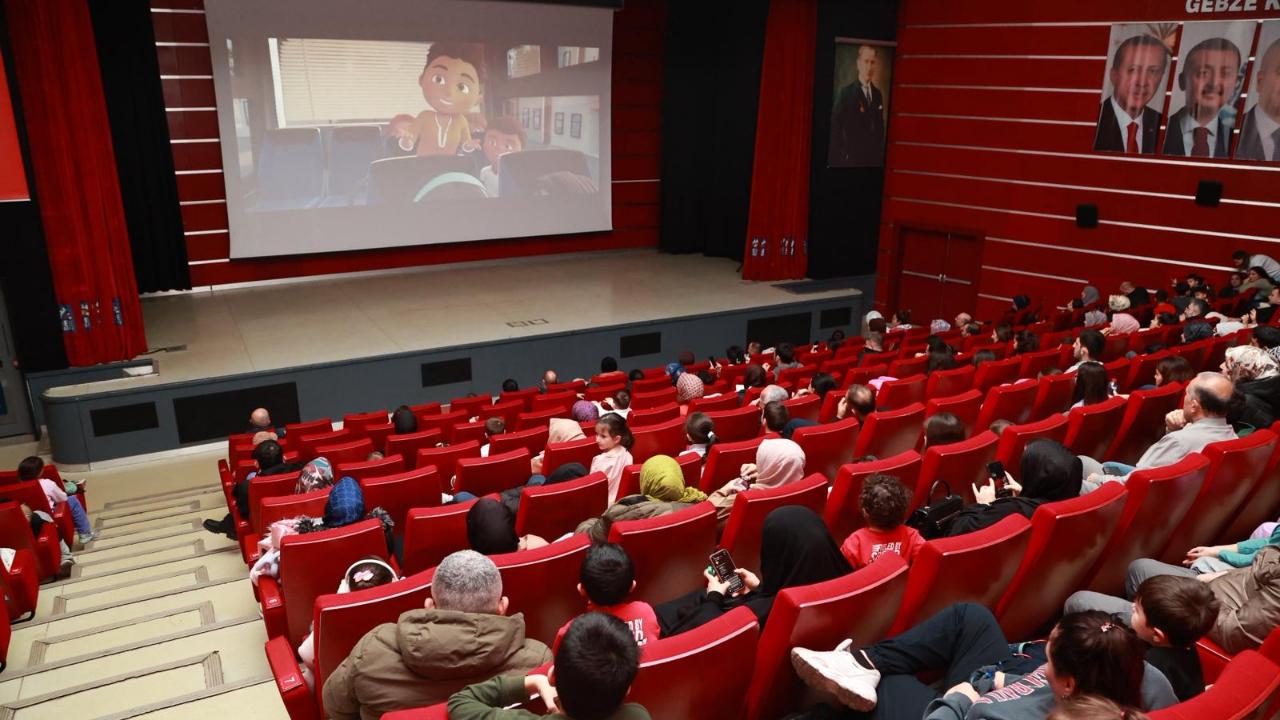 Başkan Büyükgöz’den Minik Sinemaseverlere Sürpriz