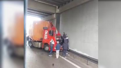 Çayirova TEM’de TIR, bariyere ve aydınlatma direğine çarptı; 1 ölü