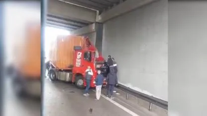 Çayirova TEM’de TIR, bariyere ve aydınlatma direğine çarptı; 1 ölü