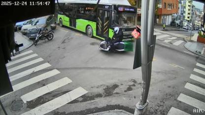Çayırova'da belediye otobüsü ile motokuryenin çarpıştığı kaza kamerada