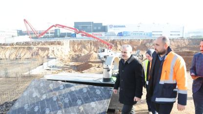 Çayırova’nın yeni meslek lisesinde temel betonu seriliyor